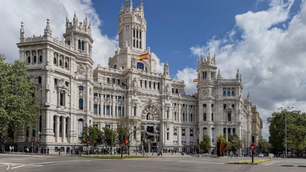 a-large-beautiful-building-stands-on-a-street-fzutkbudkzy